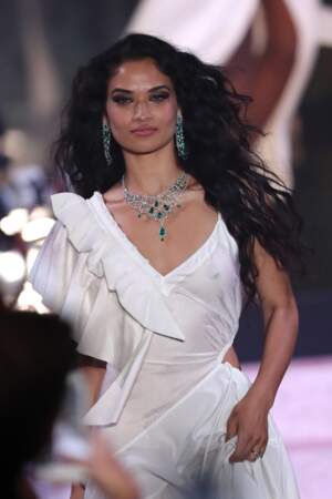 Shanina Shaik  incroyable en robe fluide ultra transparente qui dévoile son corps parfait