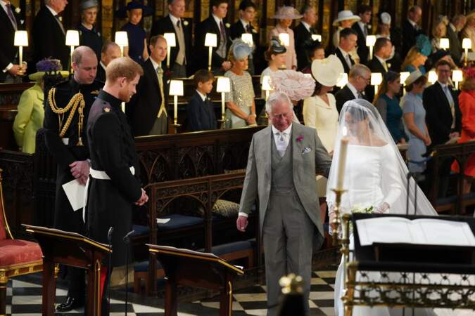 Charles accompagne Meghan à l'autel de la chapelle St George lors de son mariage avec Harry, le 19 mai 2018