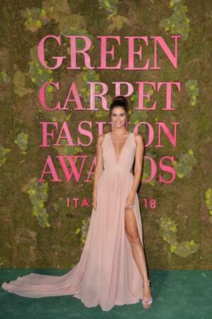 La mannequin internationale Sara Sampaio en Alberta Ferretti lors du Green Carpet Fashion Awards Italia 2018. 