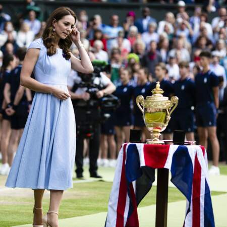 La Duchesse de Cambridge, est venue remettre les trophées aux joueurs de la finale homme du tournoi de Wimbledon.