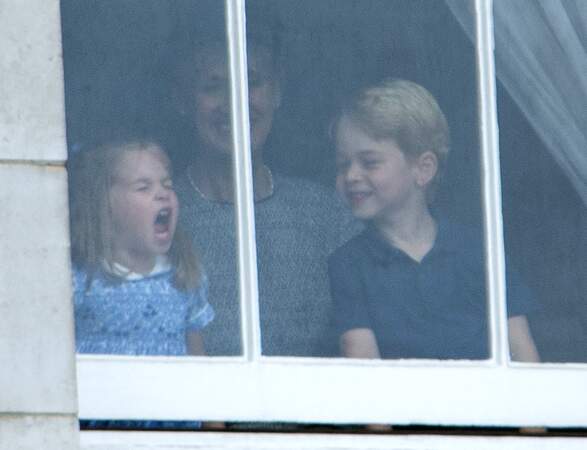 Charlotte et George font les clowns à la fenêtre de Buckingham Palace
