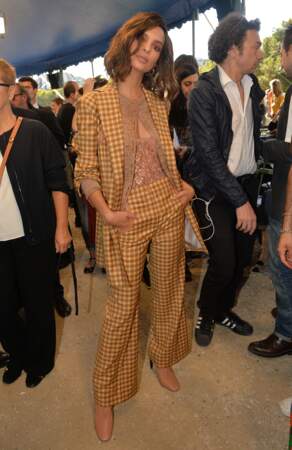 Emily Ratajkowski en total look beige au défilé de mode printemps-été 2018 "Nina Ricci" à Paris.