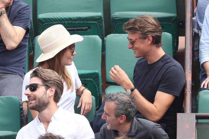 Ana Girardot et Arthur de Villepin, tout sourire à Roland Garros le 9 juin 2018