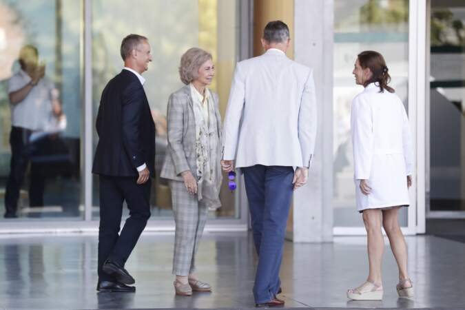 Le roi Felipe d'Espagne et sa mère la reine Sofia s'entretiennent avec le personnel médical à Madrid, le 24 août.
