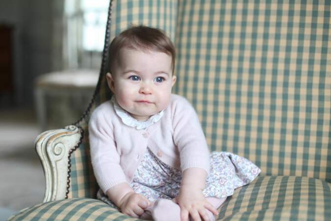La princesse Charlotte de Cambridge photographiée pour ses 6 mois par sa mère Kate Middleton