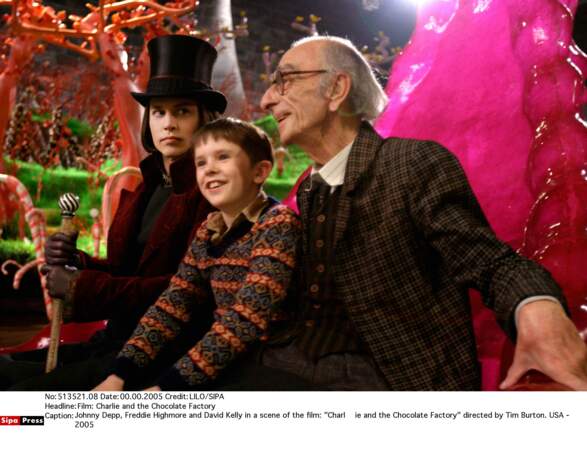 Freddie Highmore entouré de Johnny Depp et David Kelly dans une scène de Charlie et la chocolaterie en 2005