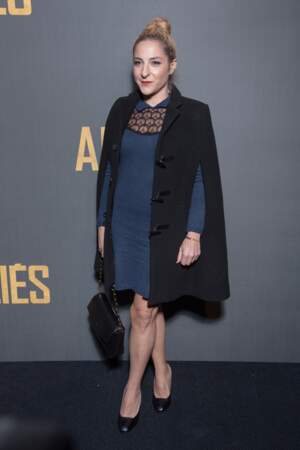 En novembre 2016, en manteau cape, coiffée d'un chignon chic pour la première du film "Alliés" à Paris