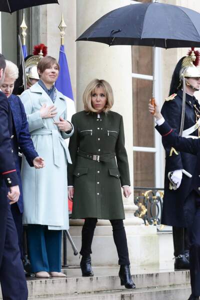 Brigitte Macron en manteau d'officier Louis Vuitton