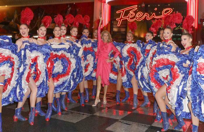 Céline Dion ravie d'être devant Moulin Rouge avec les danseuses du cabaret