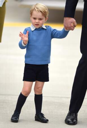 Car pour lutter contre les températures basses, le prince a un atout : les chaussettes montantes, au style si anglais !