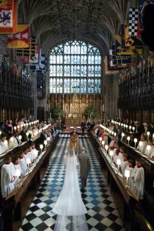 Meghan, au bras du prince Charles, fait son entrée en la chapelle Saint-George pour son mariage, le 19 mai 2018