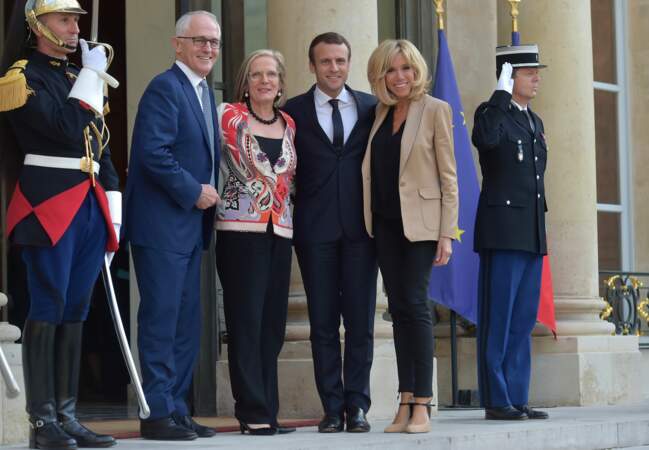 Emmanuel et Brigitte Macron complices et tout sourire pour accueillir le premier ministre australien à l’Élysée.
