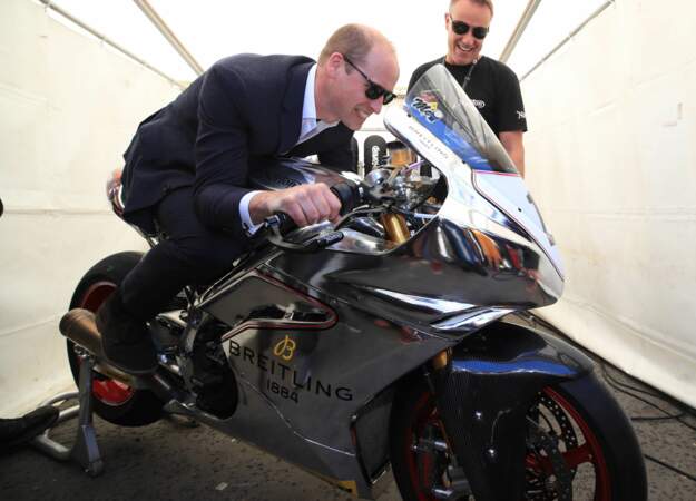 Le prince William n'hésite pas à enjamber la moto