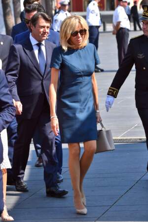 Brigitte Macron en robe bleue et stilettos nudes
