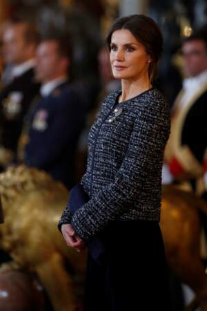 La reine Letizia d'Espagne très élégante avec un chignon bas