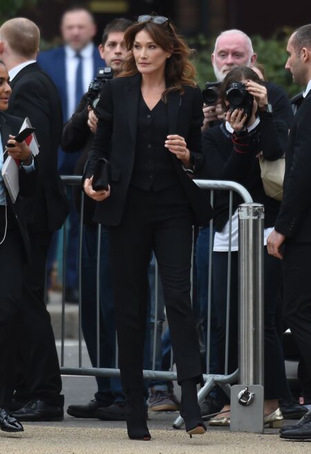 Carla Bruni-Sarkozy, l'ex-mannequin star des années 90, s'offre un très beau look pour le défilé Burberry 2019 
