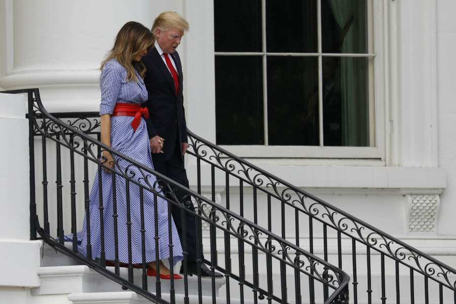 Donald et Melania Trump, main dans la main pour descendre les escaliers de la Maison Blanche le 4 juillet 2018