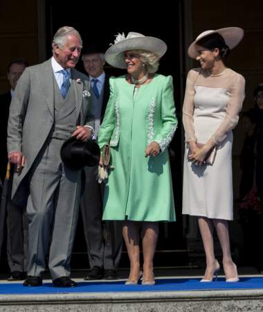 Meghan Markle, pour l'anniversaire du prince Charles, en rose pale, à côté de Camilla tout en vert éclatant