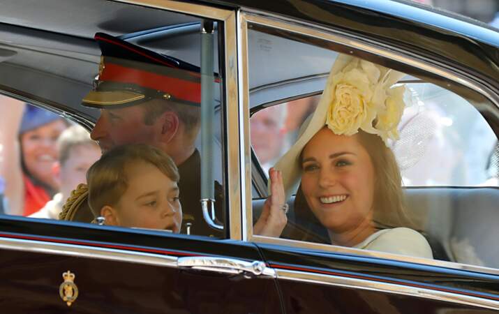 Kate Middleton accompagnée de toute sa petite famille, salue avec sa jolie bague