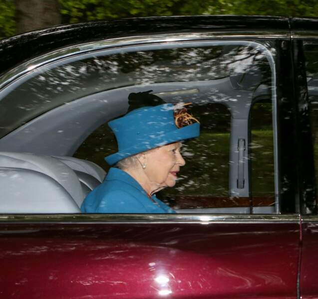 La reine Elizabeth a misé sur une tenue bleue, manteau et chapeau compris