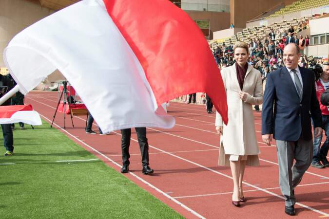 Le couple princier et le drapeau Monegasque au vent, tout un symbole