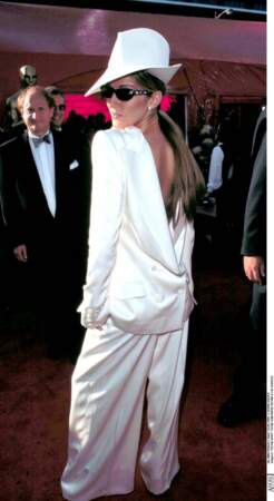 Elle ose la veste de costume blanc John Galliano portée à l'envers, lors des Oscars en 1999