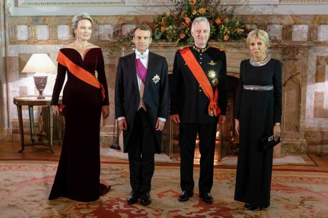 Brigitte Macron en robe de vestale noire et grise scintillante Louis Vuitton avec le roi et la reine de Belgique