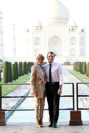 Brigitte et Emmanuel Macron posent devant le Taj Mahal, en Inde, le 11 mars 2018