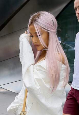 Ariana Grande et ses longueurs platine rosé féériques