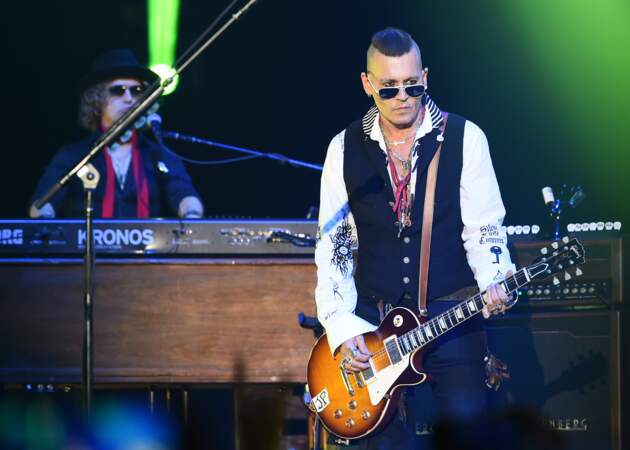 Johnny Depp se produit à un concert à Moscou, en Russie, le 28 mai