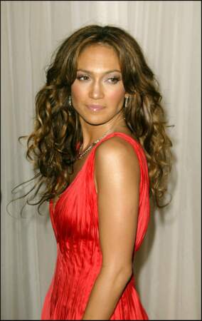 Jennifer Lopez avec une cascade de cheveux bouclés