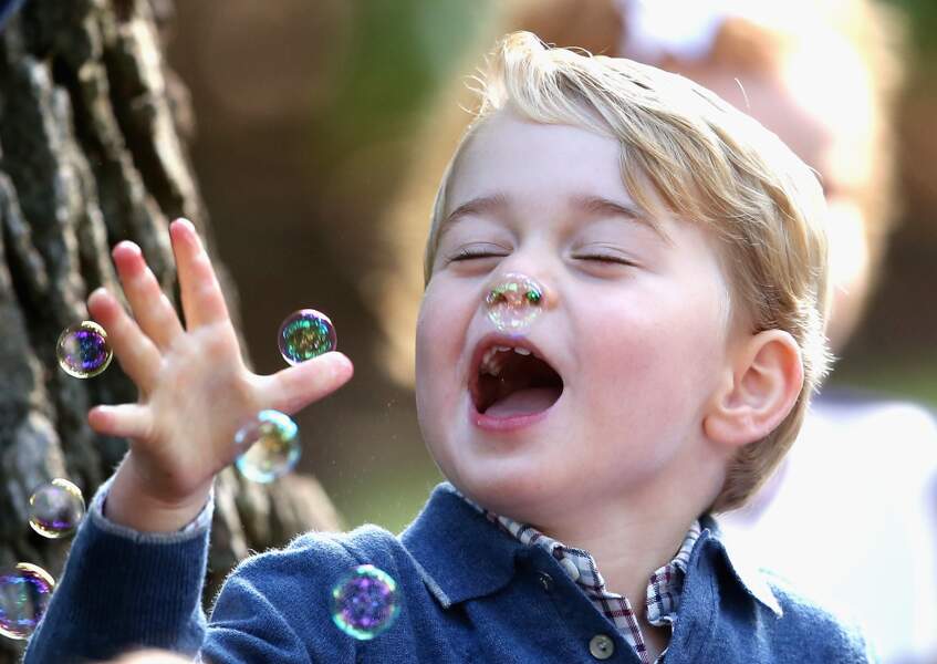 Le prince George joue avec des bulles de savon lors d'une fête organisée à Victoria le 29 Septembre 2016