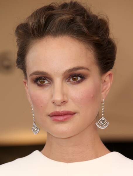 Natalie Portman contraste la douceur de ses traits avec des sourcils fournis et assumés