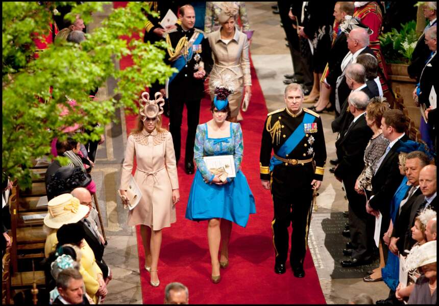 Beatrice, Eugenie et leur père Andrew lors du mariage du prince William et Kate Middleton, en 2011 à Londres