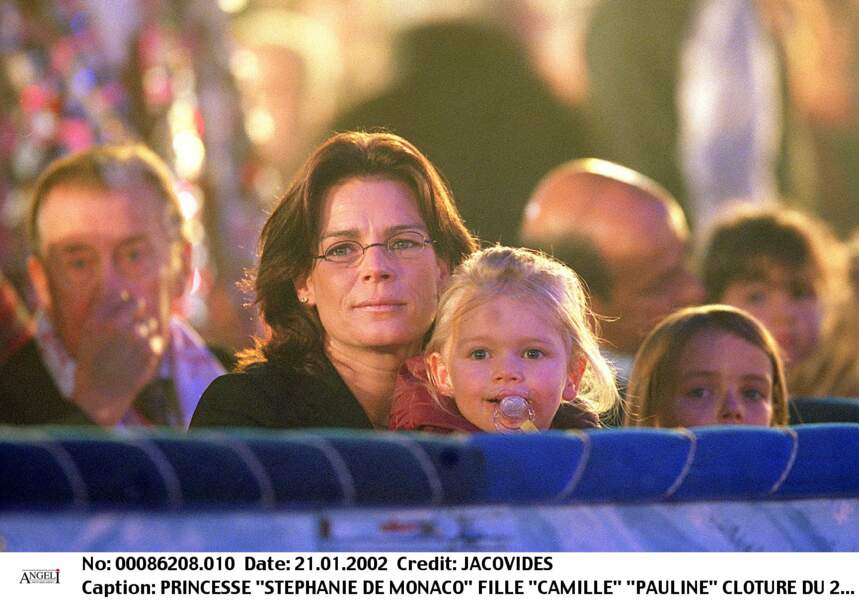 Stéphanie de Monaco et ses filles Camille et Pauline lors du festival du cirque à Monaco, le 21 janvier 2002
