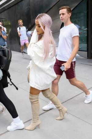 Ariana Grande change de couleurs de cheveux comme de chaussures et tout lui va!