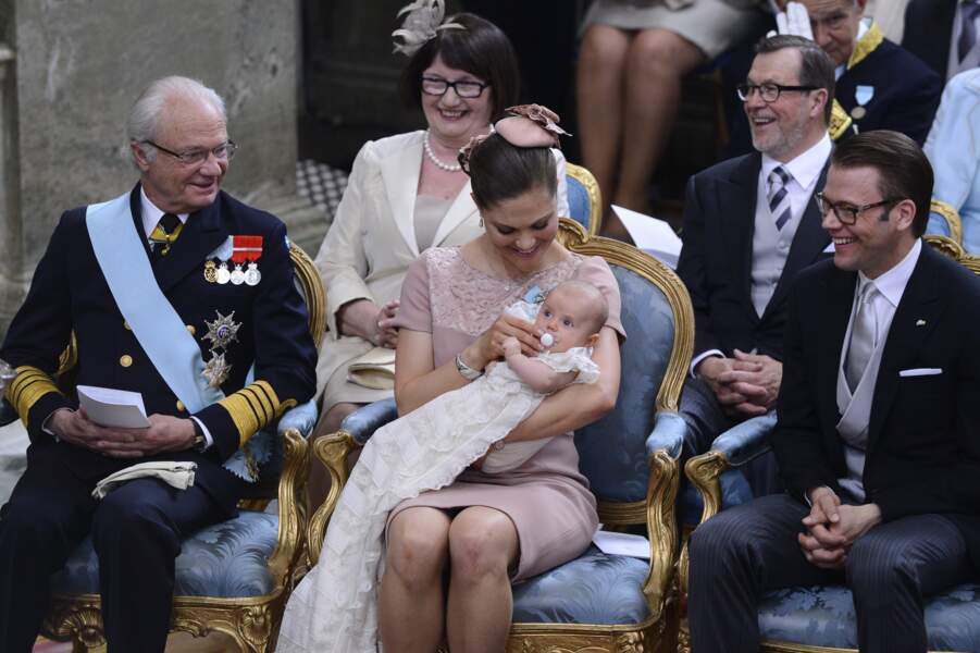 Le roi Carl Gustav, Victoria et Daniel de Suède lors du baptême de la princesse Estelle, le 22 mai 2012