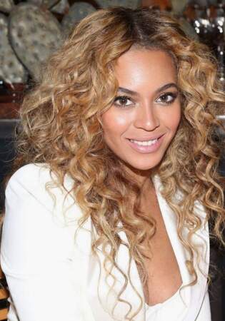 Les boucles avec racines apparentes (Beyoncé) 
