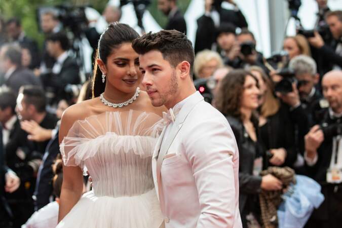 Nick Jonas (en costume blanc Berluti) et Priyanka Chopra, sur le tapis rouge le 18 mai 2019 à Cannes
