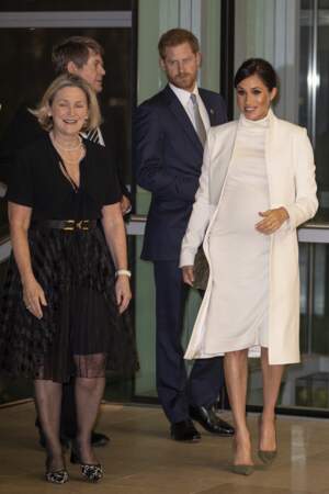 Meghan Markle en robe Calvin Klein et en manteau Amanda Wakeley