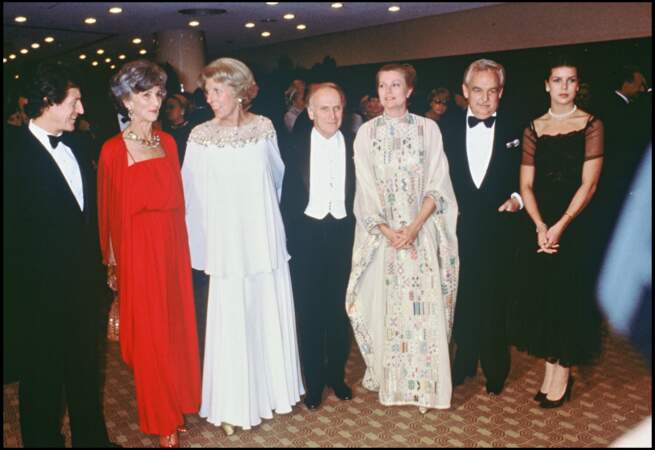 Caroline de Monaco et son premier mari Philippe Junot, aux côtés de Rainier et Grace de Monaco, en février 1978