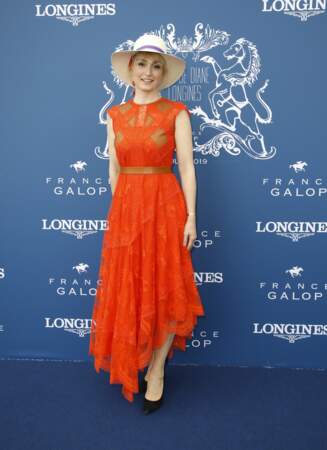 Julie Gayet radieuse en robe colorée et chapeau champêtre lors du prix de Diane Longines à  Chantilly