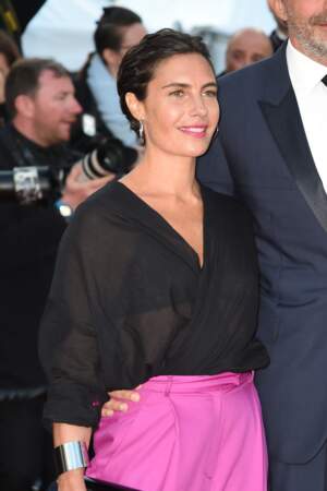 Alessandra Sublet en large pantalon fuchsia et chemisier noir transparent pour le tapis rouge de Cannes