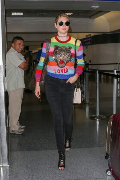 Kate Upton le porte haut en couleurs, en rayures multicolores Gucci. 