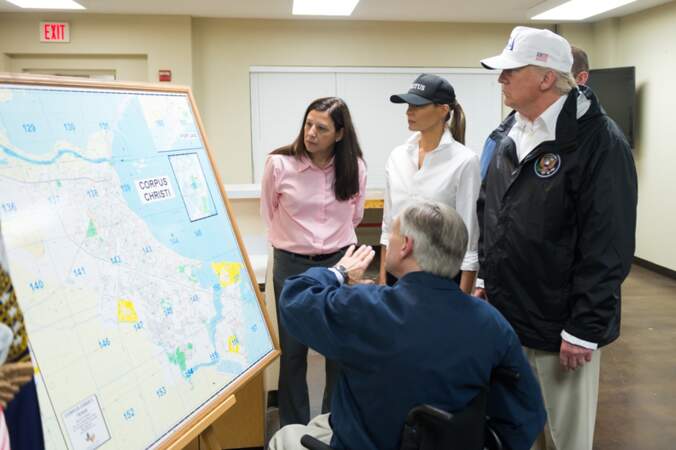 Melania Trump très concentrée suit l'avancée de l'aide aux victimes du Texas