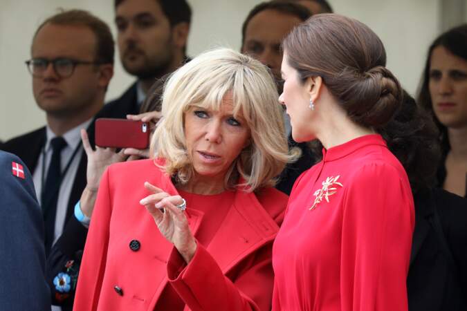 Brigitte Macron et Mary du Danemark accordent leurs couleurs, Brigitte Macron en rouge Louis Vuitton