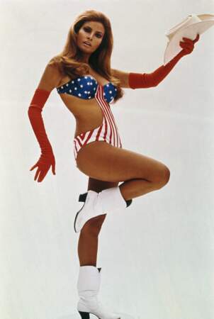 Raquel Welch et son trikini aux couleurs de l'Amérique pour le film Myra Breckinridge (1970)