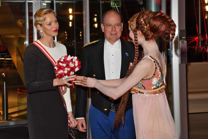 La princesse Charlene recevant un bouquet de fleurs et le prince Albert II