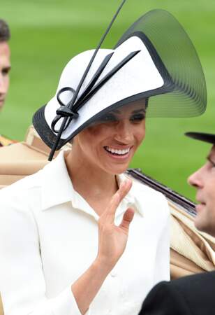 Meghan Markle en robe Givenchy et chapeau Philip Tracy