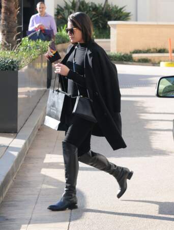La chanteuse américaine Léa Michele choisit un look simple et des cuissardes noires, sobre et efficace !